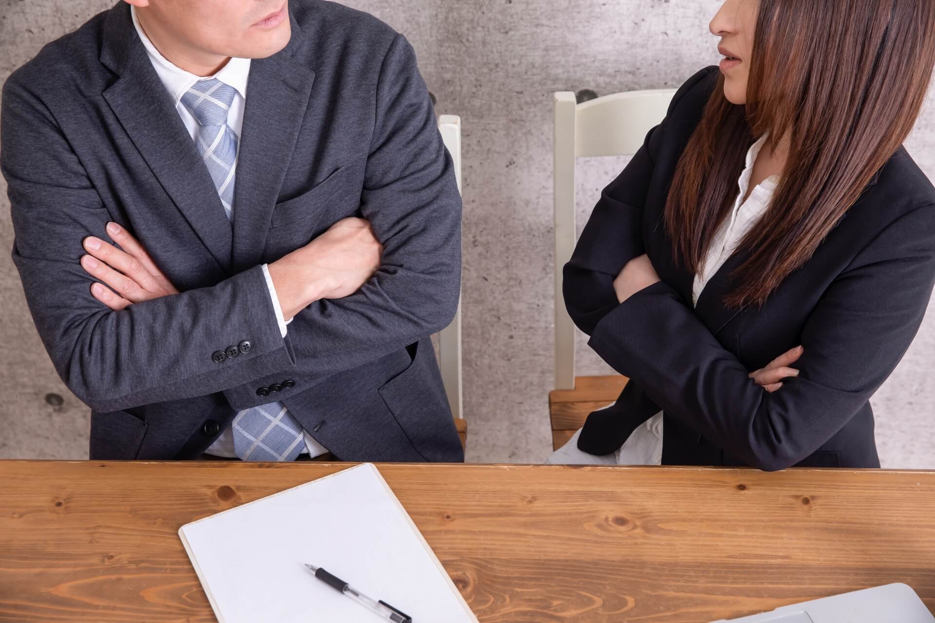 職場で広がる「聞かないのが悪い／教えないのが悪い」。離職・ミス・判断遅れの連鎖を断つため、文化づくり、情報共有、1on1、心理的安全性、評価制度の打ち手を解説。